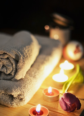 "Ambiente de aromaterapia com óleos essenciais, criando relaxamento e equilíbrio emocional."