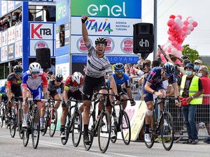 Jonathan Milan sfreccia a Rosà al Giro d'Italia Under23