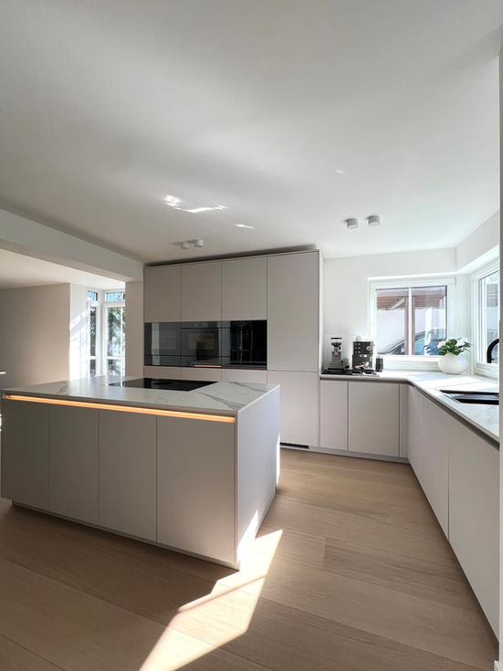 Häcker Systemat, Grifflos Einbauküche Satin Matt Lackfront, Keramik Arbeitsplatte, Individuell und hochwertig, Grünwald Küchen & Design, Kreativ Küchen, Einbauküchen, Küchen, Ottobrunn, München, Nummer Eins, Beste, nach Maß
