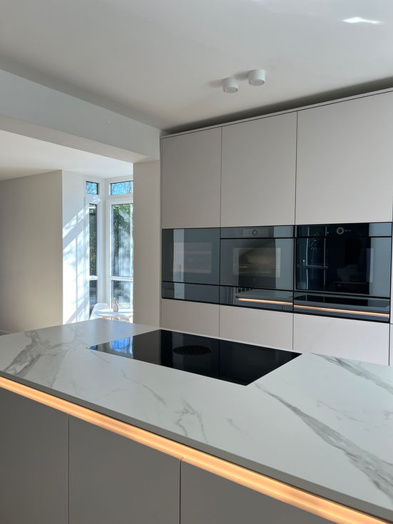 Häcker Systemat, Grifflos Einbauküche Satin Matt Lackfront, Keramik Arbeitsplatte, Individuell und hochwertig, Grünwald Küchen & Design, Kreativ Küchen, Einbauküchen, Küchen, Ottobrunn, München, Nummer Eins, Beste, nach Maß