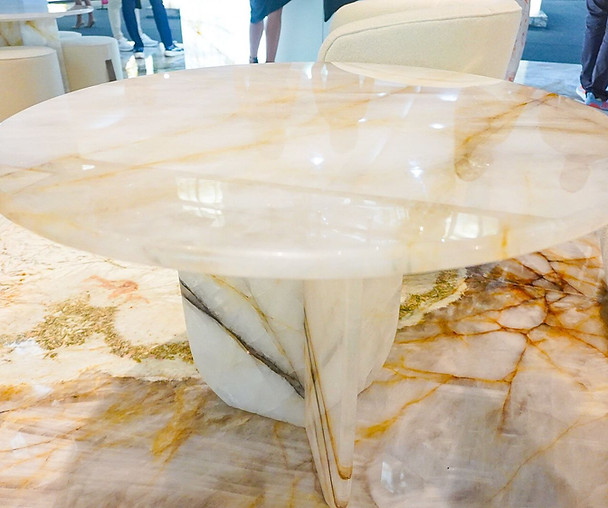 mesa e cadeira feita em pedra natural