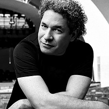 cover-gustavo-dudamel-billboard-espanol-2024-bb15-joe-pugliese-4-1548_edited.jpg