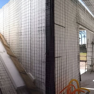 Detalhe do painel monolar com núcleo de isopor, evidenciando a estrutura leve, resistente e isolante térmico