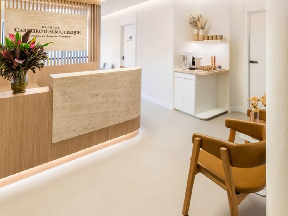 Clínica acolhedora com recepção moderna, poltronas confortáveis e decoração que transmite bem-estar aos pacientes.