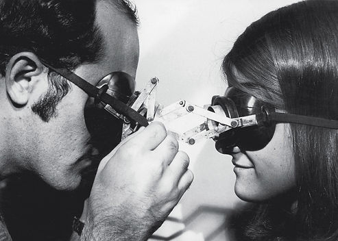 diálogo de oculos - objetos sensoriais - lygia clark.jpeg