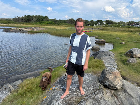 Stjerneskuddet Stian Hjelvin Andersen skal skrive sin neste bok på Herføl