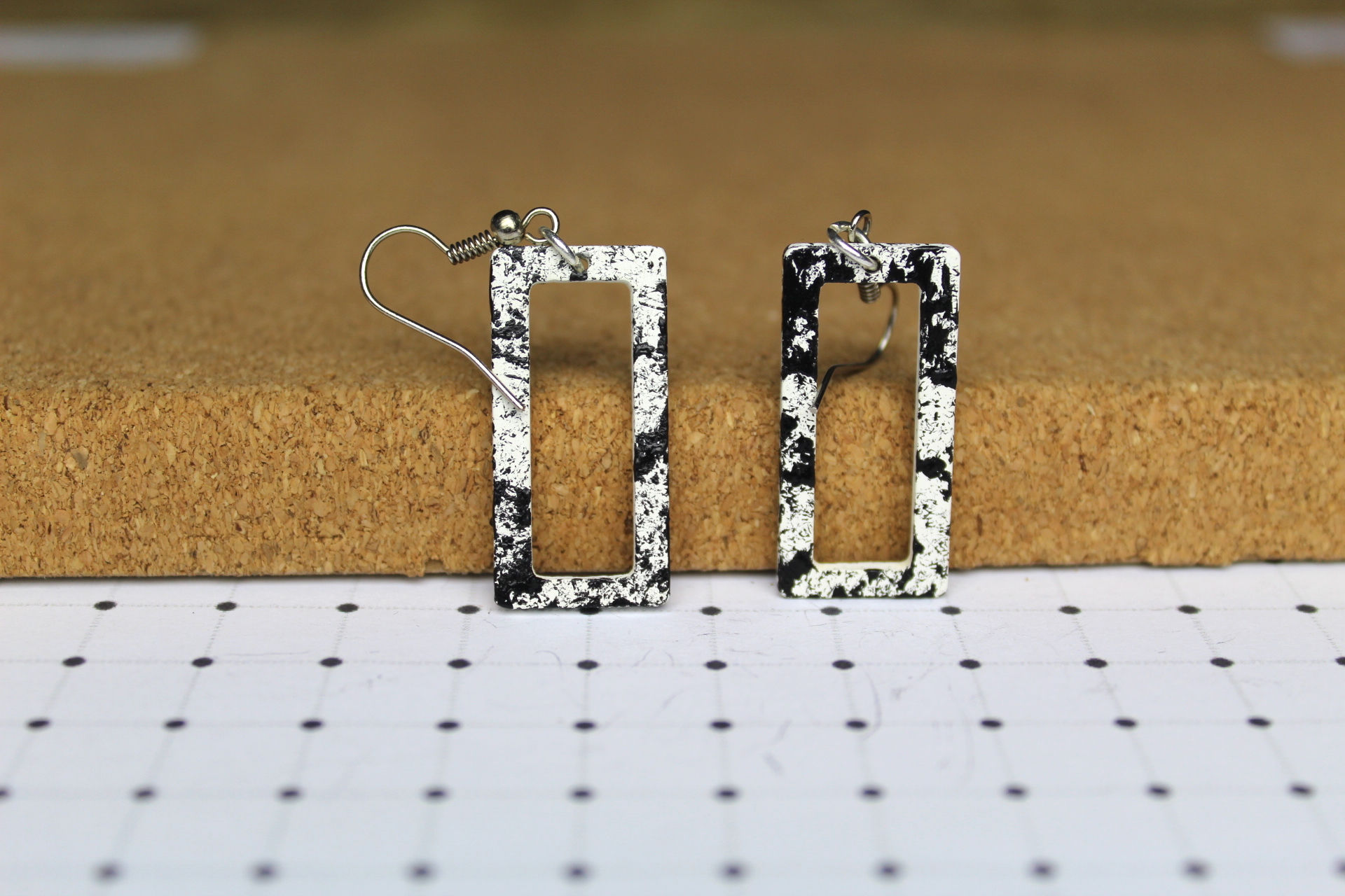 RECTANGLE OUTLINE EARRINGS
