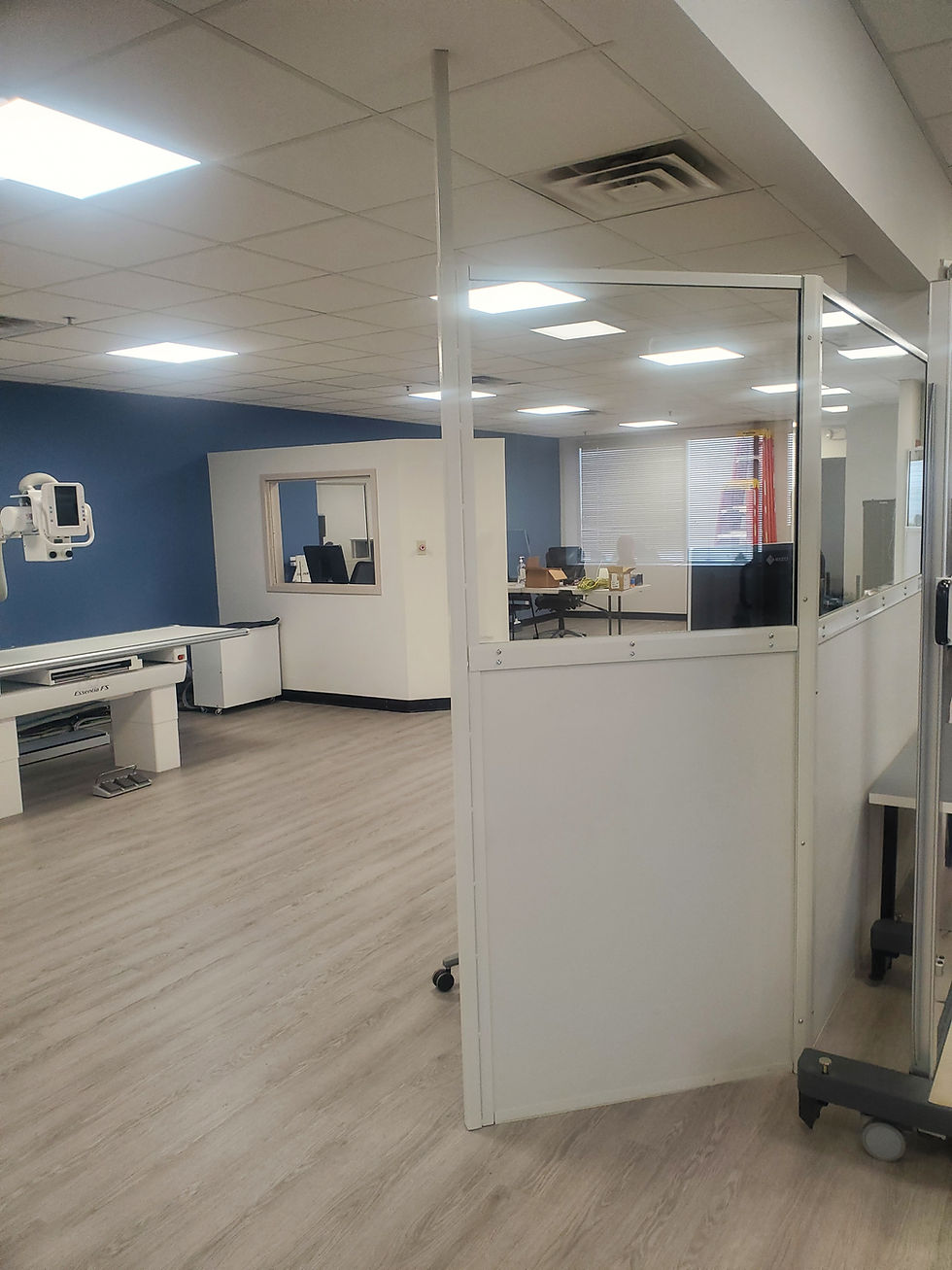 Fixed lead-glass control room partition for X-ray and CT