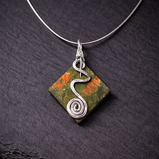 Ръчно изработено колие с естествен камък и сребърна тел