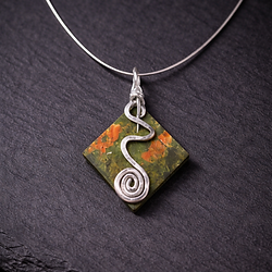 Ръчно изработено колие с естествен камък и сребърна тел