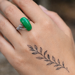 Пръстен с естествен зелен камък и тел, ръчно изработен