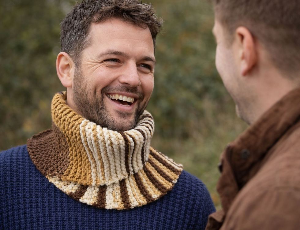 Мъжки плетен шал тип яка в природни тонове, ръчна изработка, носен от млад мъж на открито