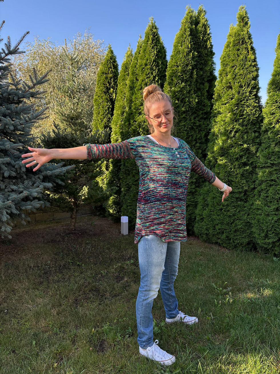 kobieta prezentuje sweter z wełny merino Arroyo