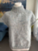 sweter robiony na drutach na manekinie