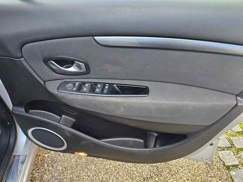 Thumbnail: 2011 RENAULT SCENIC 1.5D DYNAMIQUE TOMTOM