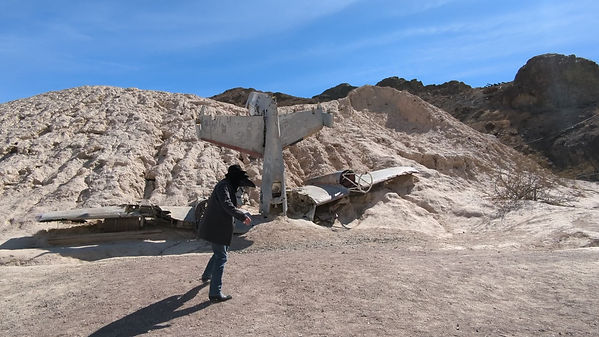 kilroy toward plane.jpg