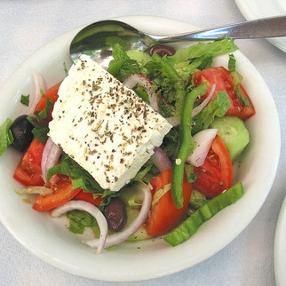 Greek_Salad_Choriatiki.jpeg
