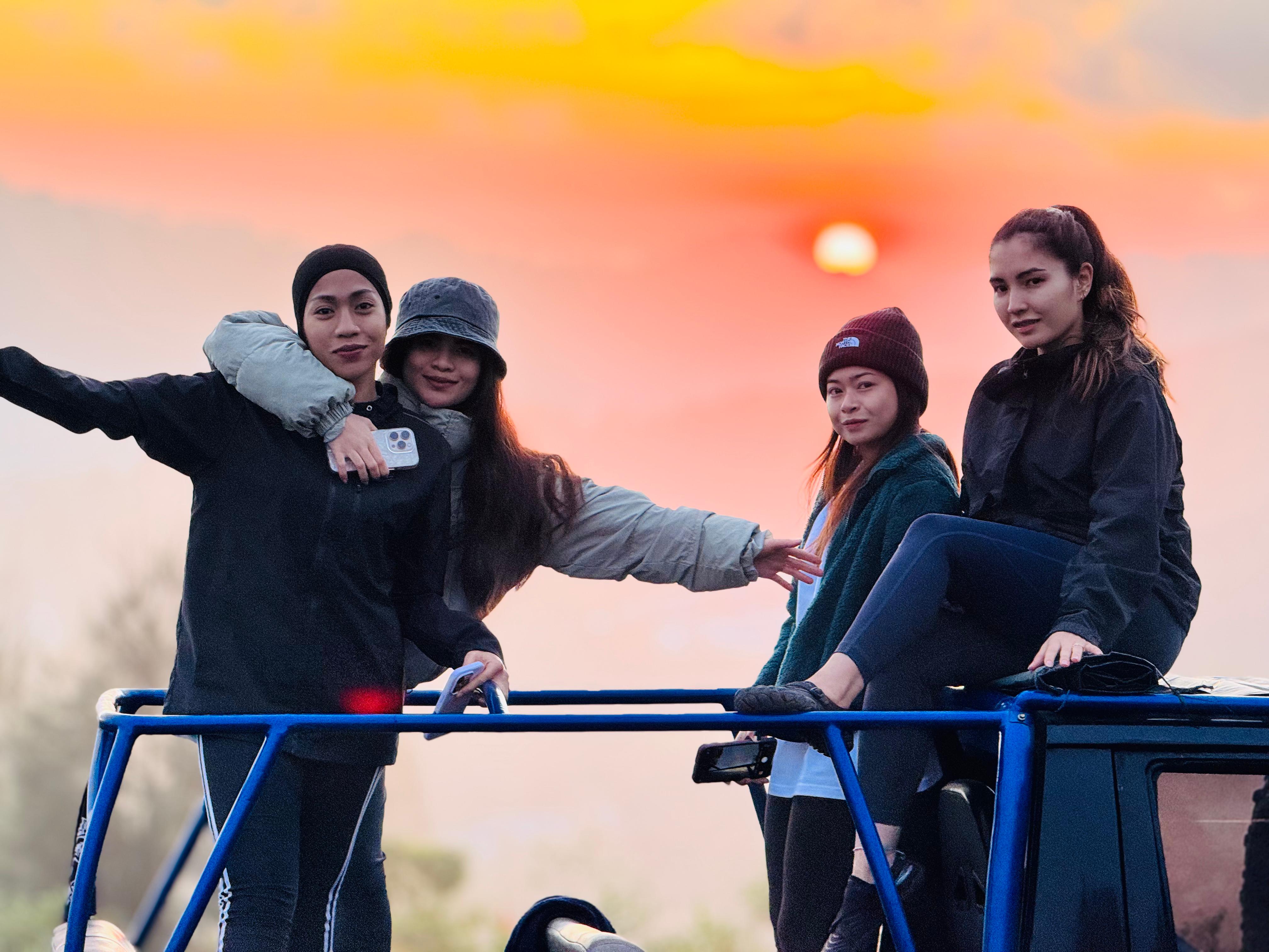 Sunset hikes & hidden beach discoveries