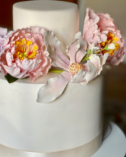 2 tier ginger jar wedding cake adorned with edible peony and magnolia flowers by cakes by Rebecca of chipping Campden