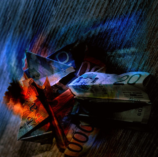 Brennende Euro-Banknoten, finanzieller Verlust, dramatische Szene