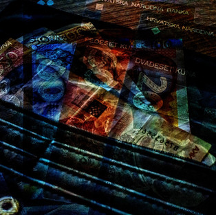 Geldbörse mit verschiedenen Geldscheinen: Finanzielle Sicherheit zuhause