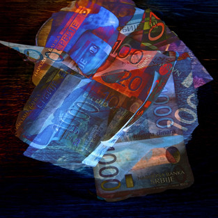 Abstrakte Geld-Skulptur: Finanzielle Komplexität dargestellt