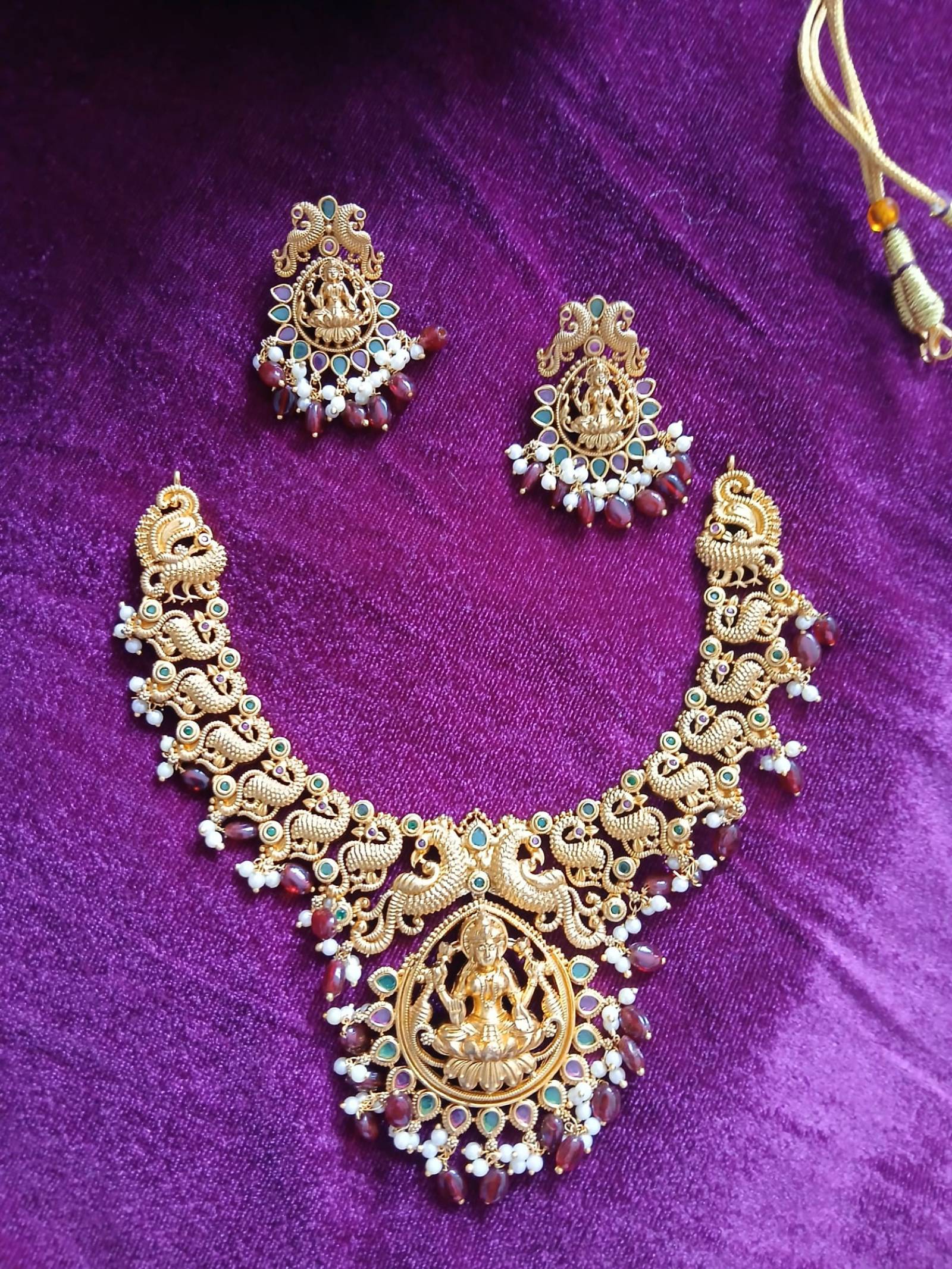 Parure collier et boucles d'oreilles style temple indien doré Lakshmi
