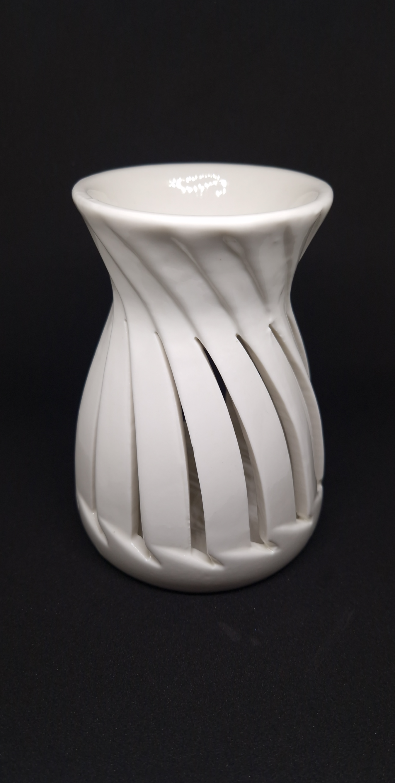 Le brûleur parfum en forme de spirale de couleur blanche