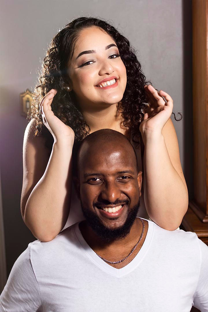 mulher com o marido na sala