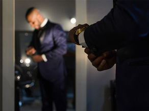 fotografia de casamento em campo grande-noivo se arrumando em barbearia