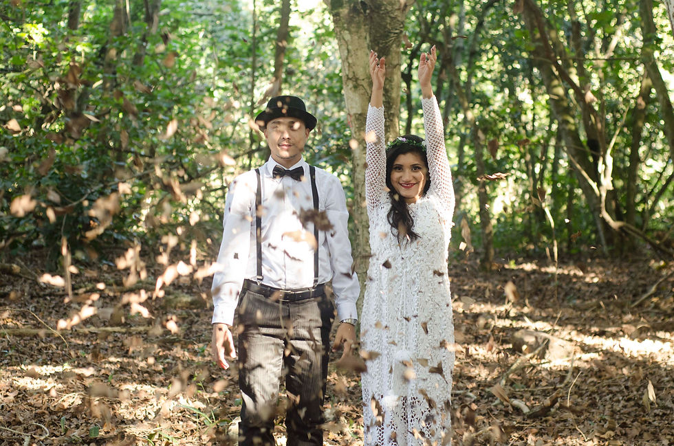 casal brincando em ensaio pré wedding no bosque da barra da tijuca