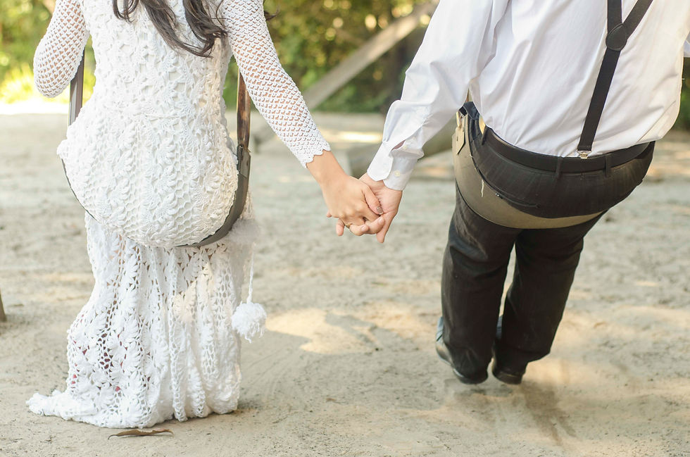 casal brincando em ensaio pré wedding no bosque da barra da tijuca