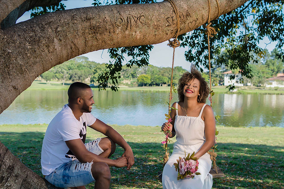 Um Amor Que Continua Crescendo O tempo passou, e hoje essa história ganhou novos capítulos. Marcos e Lorena continuam com o mesmo olhar apaixonado que tinham naquele pré wedding. A alegria continua a mesma. Mas agora a vida deles ganhou ainda mais significado. Hoje eles são pais de dois filhos, e a história de amor que começou ali continua sendo escrita diariamente. Para mim, como fotógrafo, é muito especial olhar para trás e perceber que fiz parte de um momento tão importante dessa caminhada. Fotografia de Casamento com Fé e Propósito Ao longo dos meus mais de 12 anos fotografando casamentos, aprendi algo muito importante: Casamentos cristãos carregam algo único. Existe propósito. Existe oração. Existe direção. E quando um casal decide colocar Deus no centro de todas as decisões — inclusive na escolha do fotógrafo — o resultado costuma ser uma história cheia de significado. Foi exatamente isso que aconteceu com Marcos e Lorena.