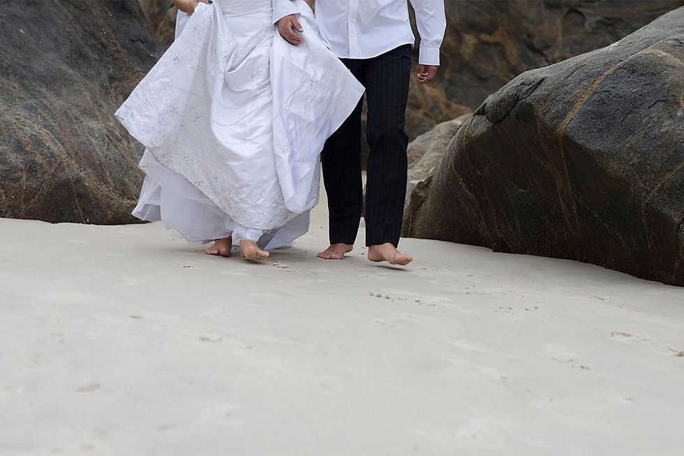casal brincando em ensaio pré wedding no bosque da barra da tijuca