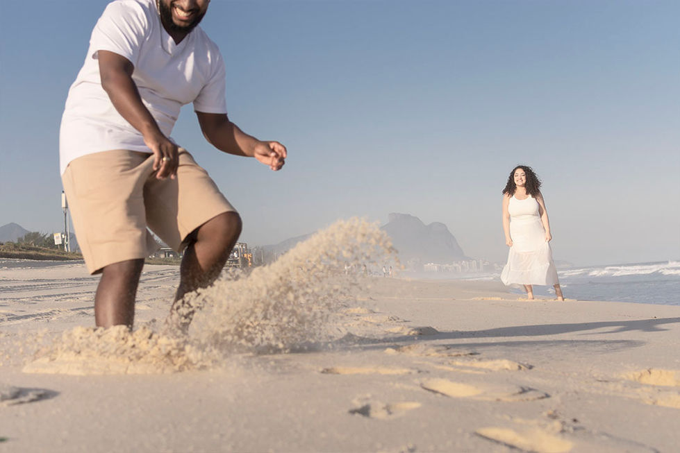namorado correndo para a namorada na areia da praia