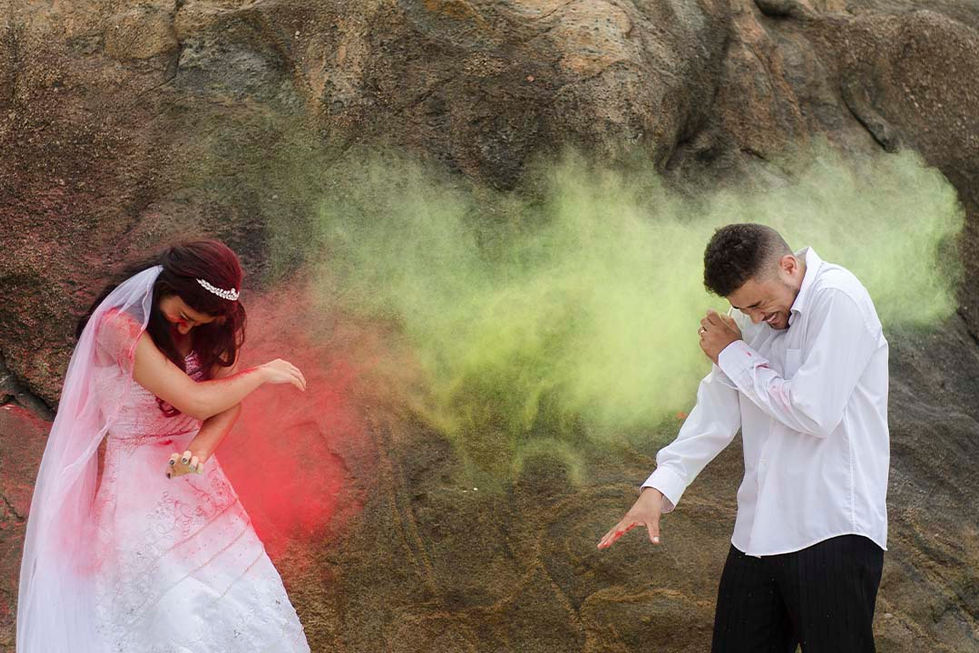 casal de marido e esposa jogando tinta um no outro
