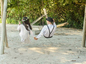 ensaio de pré wedding apaixonante no bosque da barra da tijuca-casal no balanço de madeira