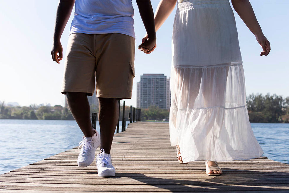 detalhes das pernas do casal no pier