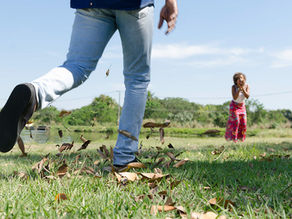 pré casamento cristão na universidade rural do rio de janeiro-noivo correndo ao encontro de sua amada