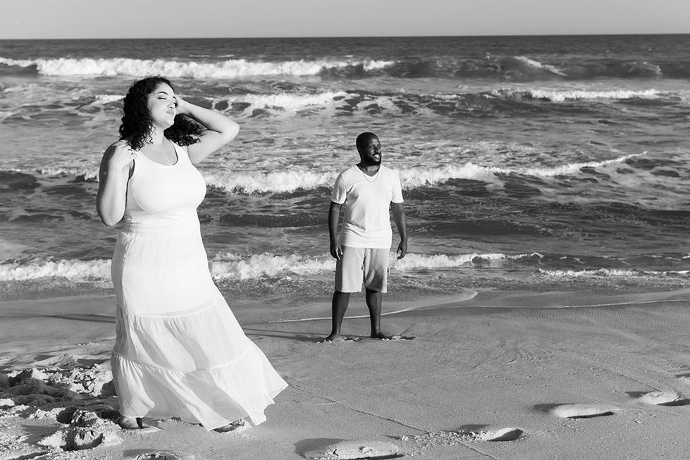 noivos na praia olhando o céu