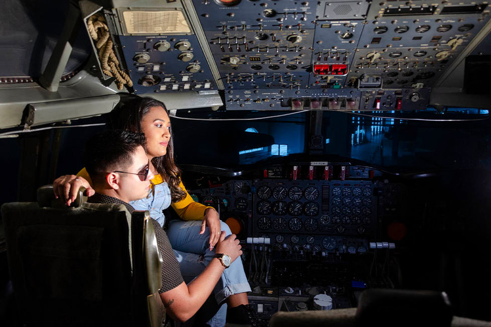 casal dentro da cabine do piloto