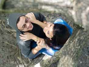 casal namorando encostados na árvore