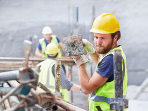 Le manœuvre en construction est un soutien polyvalent sur le chantier : il prépare et organise les aires de travail, transporte et entrepose les matériaux, aide les différents corps de métier (charpentiers, maçons, coffreurs, etc.), réalise des tâches générales d’entretien et de nettoyage, effectue la manutention (charges, camions, chariots), veille au respect des règles de santé et sécurité, et participe à divers travaux comme le coffrage, la pose de drains ou les finitions simpl