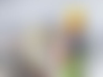 Le manœuvre en construction est un soutien polyvalent sur le chantier : il prépare et organise les aires de travail, transporte et entrepose les matériaux, aide les différents corps de métier (charpentiers, maçons, coffreurs, etc.), réalise des tâches générales d’entretien et de nettoyage, effectue la manutention (charges, camions, chariots), veille au respect des règles de santé et sécurité, et participe à divers travaux comme le coffrage, la pose de drains ou les finitions simpl