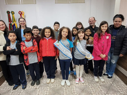 Com prefeita, vice e vereadores mirins eleitos, alunos visitam Câmara de Cocal do Sul