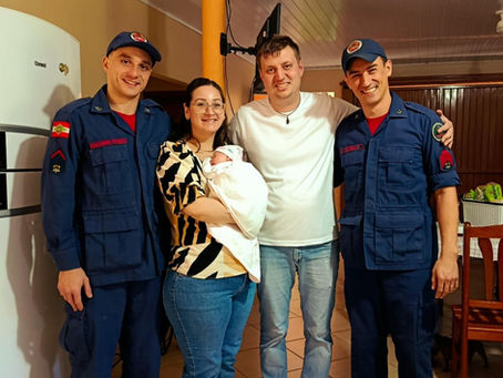 Bombeiros que salvaram recém-nascida em Cocal do Sul foram homenageados