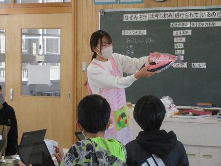 愛媛県松山市立久枝小学校（6年生）　　かつお節削り体験レポート