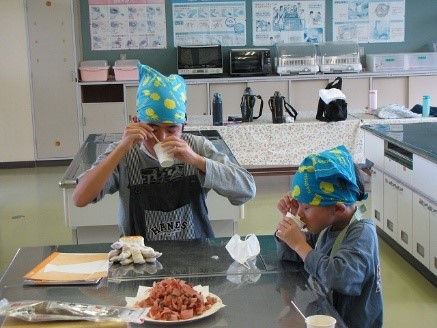 愛南町立船越小学校(愛媛県) かつおぶし削り体験レポート