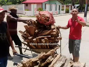 VIDEO| Ante la falta de gas doméstico en El Recreo, hermanos Rojas venden leña casa por casa