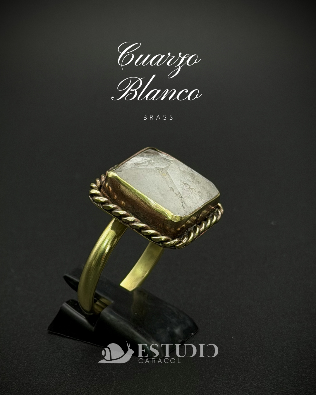 ANILLO RITUAL - Cuarzo Rosa Cuadrado - Latón